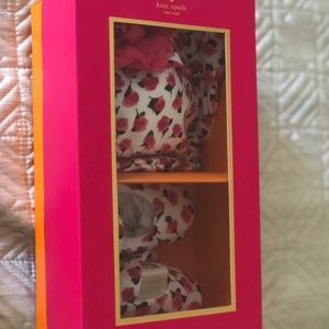 Kate Spade. Cap and Shoe Gift Set